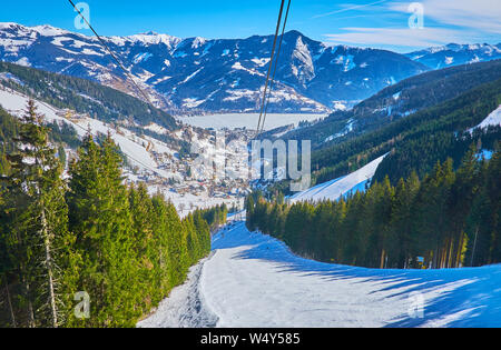 Téléphérique Schmittenhohenbahn voyage à couper le souffle avec vue sur les pentes enneigées des Alpes, des pistes, des forêts et de la vallée de Zeller See congelé, Zell am See, une Banque D'Images