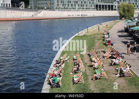 Berlin, Allemagne. Le 25 juillet, 2019. Personnes reste sur la rive de la rivière Spree à Berlin, capitale de l'Allemagne, le 25 juillet 2019. Le Service météorologique allemand (DWD) a émis un avertissement de chaleur le mercredi. Les températures dans certaines parties de l'Allemagne atteint 40 degrés Celsius le jeudi. Credit : Shan Yuqi/Xinhua/Alamy Live News Banque D'Images