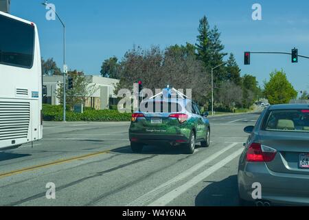 Google Street View avec l'équipement du véhicule pour l'enregistrement des images à 360 degrés pour la plate-forme de Google Maps, de descendre une rue dans la Silicon Valley, Mountain View, Californie, le 3 mai 2019. () Banque D'Images