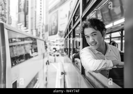 Jeune homme dans le tramway à impériale à Hong Kong Banque D'Images