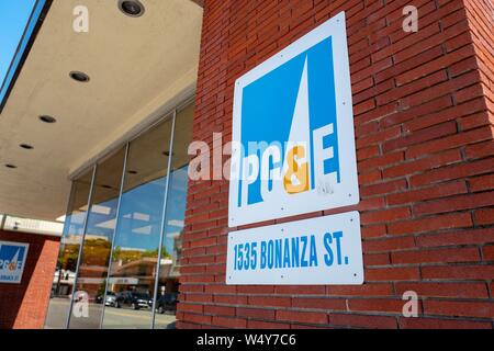 Close-up de signer avec le logo sur façade de Pacific Gas and Electric (PGE) customer service station de Walnut Creek, Californie, le 6 juin 2019. L'entreprise fait faillite en 2019 suite à de prétendues préoccupations une traînée de responsabilité. () Banque D'Images