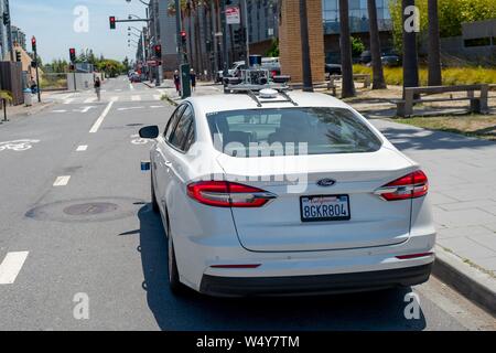 Vue de derrière de l'auto-conduite voiture expérimentale, basée sur l'automobile Ford modifié, avec d'autres capteurs Lidar et visible, dans le quartier de Mission Bay de San Francisco, Californie, le 10 juin 2019. () Banque D'Images