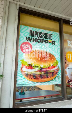 Inscrivez-vous sur la publicité façade Impossible Whopper, un élément sans viande à l'aide de protéines végétales, conçu en fonction de la technologie alimentaire, Patty burger company impossible, au cours d'un test de marché limitée à un restaurant Burger King dans la baie de San Francisco, Danville, Californie, le 26 juin 2019. () Banque D'Images
