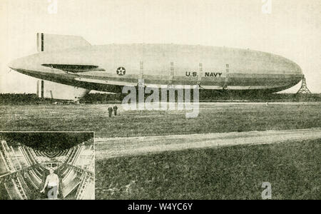 La légende de cette photo qui date de la première moitié du xxe siècle se lit comme suit : "l'U.S.S. Akron - Navire de guerre de l'espace aérien. Ce puissant dirigeable, construit pour la marine des États-Unis, a été mis en service le jour de la Marine, le 27 octobre 1931." Si elle est placée le long d'une rue, il s'étendrait sur la longueur sur deux pâtés de maisons, et vers le haut pour un édifice de dix étages. Une section de la voiture de commande est affiché dans la petite photo. Banque D'Images