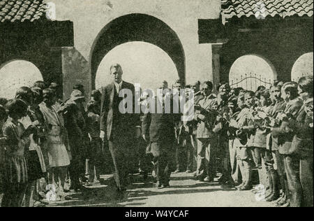 La légende de cette photo se lit comme suit : Le colonel Lindbergh au Mexique après son vol sans escale à partir de Washington. À peine moins spectaculaire que son vol à travers l'Atlantique était le colonel Lindbergh's vol sans escale de la capitale des États-Unis de la capitale du Mexique, 13-14 décembre 1927, un total de 2100 miles de distance de vol. Il a été salué avec enthousiasme comme "Ambassadeur de bonne volonté." Banque D'Images