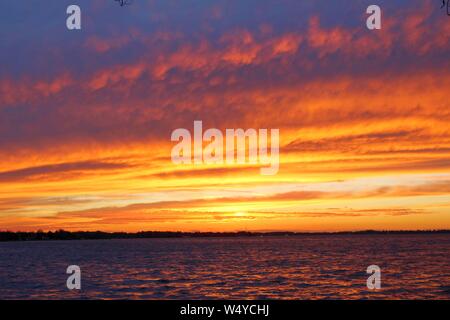 Un coucher de soleil sur le lac Mitchell, à Cadillac, Michigan Banque D'Images