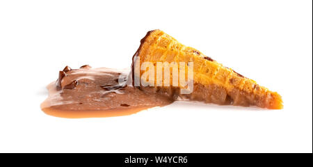 Cornet de crème glacée au chocolat fondu sur fond blanc Banque D'Images