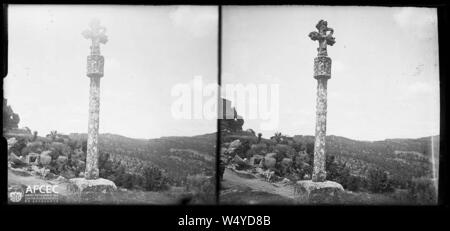 Creu de terme de Madrona amb una persona al fons. Banque D'Images