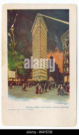 Carte postale gravée de l'illumination du soir d'élection au Flatiron Building, 175 Fifth Avenue, New York City, New York, publié par William Randolph Hearst, 1904. À partir de la Bibliothèque publique de New York. () Banque D'Images