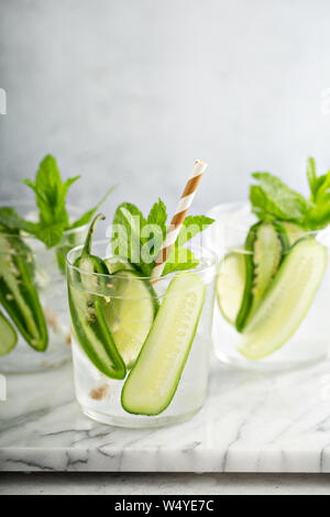 Cocktail rafraîchissant et épicé avec de la chaux et de concombre Banque D'Images