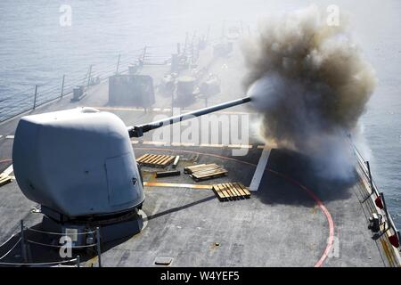 L'équipage du USS Stethem incendie un MK45 5 pouces canon léger à la surface cible en mer de Chine du Sud, le 24 juillet 2016. Banque D'Images