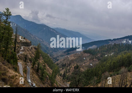 Entraînement d'hiver à belle & lonely planet de la neige dans la vallée de Spiti, Himachal Pradesh, Inde - la plupart des routes dangereuses dans le monde, les routes glissantes glacées Banque D'Images