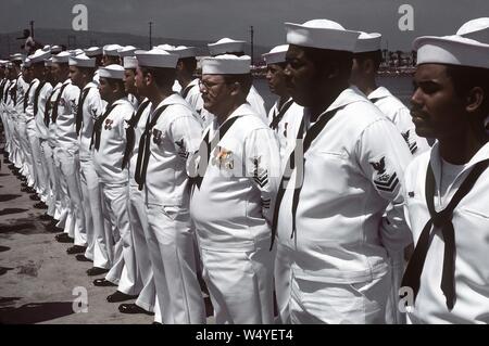 L'équipage de la frégate lance-missiles USS LEWIS B. PULLER (FFG-23) s'élèvent à se reposer pendant le défilé cérémonie de mise en service pour le navire - le U.S. National Archives (1982-04-17 et 1982-04-17). Banque D'Images