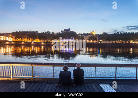 LYON, FRANCE - 18 juillet 2019 : les cadres supérieurs, et de vieux couple d'amoureux, assis sur les quais de la rive du Rhône en admirant la rivière en Banque D'Images