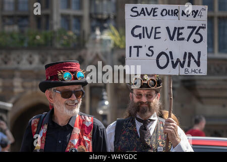 Morris Dancers de protestation devant le Parlement de Westminster contre la décision du Gouvernement de déplacer la prochaine Journée de la banque peut Banque D'Images