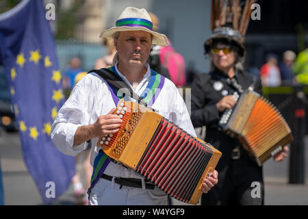 Morris Dancers de protestation devant le Parlement de Westminster contre la décision du Gouvernement de déplacer la prochaine Journée de la banque peut Banque D'Images