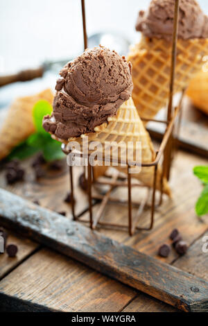 Glace au chocolat en cônes alvéolés de menthe fraîche Banque D'Images