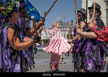 Morris Dancers de protestation devant le Parlement de Westminster contre la décision du Gouvernement de déplacer la prochaine Journée de la banque peut Banque D'Images