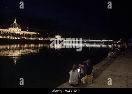 LYON, FRANCE - 18 juillet 2019 : en couple, en amoureux, à la recherche d'un smartphone et de prendre des photos sur les berges du Rhône, sur les quais de Rhône, en face Banque D'Images