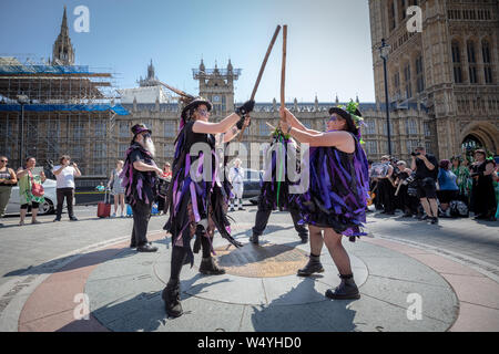 Morris Dancers de protestation devant le Parlement de Westminster contre la décision du Gouvernement de déplacer la prochaine Journée de la banque peut Banque D'Images