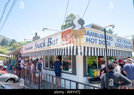 Les gens à attendre en ligne pour les commandes de Parkside Snack-bar, qui a ouvert ses portes en 1949, lors d'une journée ensoleillée à Stinson Beach, Californie, le 14 juillet 2019. () Banque D'Images