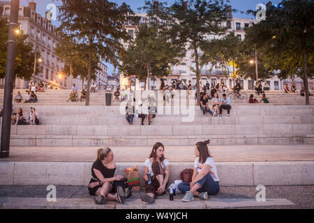 LYON, FRANCE - 18 juillet 2019 : les Français, principalement des femmes et des filles assis sur la rive du Rhône (quais) dans la soirée, tandis que les gens sont gath Banque D'Images