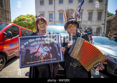 Morris Dancers de protestation devant le Parlement de Westminster contre la décision du Gouvernement de déplacer la prochaine Journée de la banque peut Banque D'Images