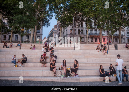 LYON, FRANCE - 18 juillet 2019 : les Français, principalement des femmes et des filles assis sur la rive du Rhône (quais) dans la soirée, tandis que les gens sont gath Banque D'Images