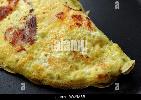 Vietnames traditionnels pancake sur pan Banque D'Images