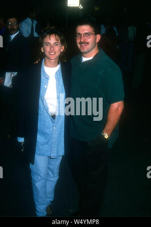 Santa Monica, Californie, USA 6 Octobre 1994 L'actrice Marlee Matlin et mari Kevin Grandalski assister à 'Cirque du Soleil Alegria' Soirée d'ouverture le 6 octobre 1994 à Santa Monica Pier de Santa Monica, Californie, USA. Photo de Barry King/Alamy Stock Photo Banque D'Images