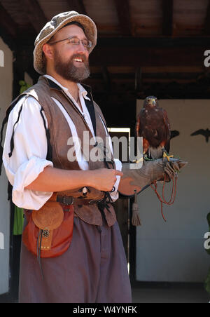 Larkspur, Colorado - le 21 juillet 2019 : Festival de la renaissance du Colorado. La ville moderne de jour près de Colorado Springs transformé en un village Tudor du 16e siècle Banque D'Images