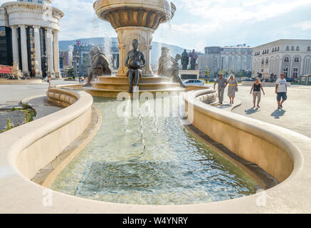 2018:SKOPJE,RÉPUBLIQUE DE MACÉDOINE-NORD 25 AOÛT 2018:statues et fontaines à la place ensuite au Musée d'archéologie et pont de pierre. Banque D'Images