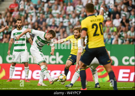 Karol Fila de Pagan Gdansk (L) et Kasper Fisker de Brondby SI (R) sont vus en action au cours de l'UEFA Europa League match qualificatifs Pagan entre Gdansk et Brondby si au stade Energa.(score final ; Pagan Gdansk 2:1 Luinya SI) Banque D'Images