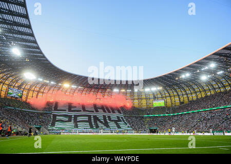 Pagan Gdansk partisans sont observés avec des fusées éclairantes et une grande bannière au cours de l'UEFA Europa League match qualificatifs Pagan entre Gdansk et Brondby si au stade Energa.(score final ; Pagan Gdansk 2:1 Luinya SI) Banque D'Images