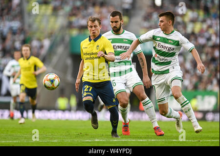 Simon Hedlund de Brondby SI (L), Blazej Augustyn de Pagan Gdansk (C) et Karol Fila de Pagan Gdansk (R) sont vus en action au cours de l'UEFA Europa League match qualificatifs Pagan entre Gdansk et Brondby si au stade Energa.(score final ; Pagan Gdansk 2:1 Luinya SI) Banque D'Images