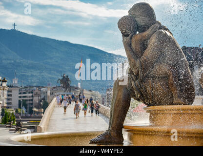 2018:SKOPJE,RÉPUBLIQUE DE MACÉDOINE-NORD 25 AOÛT 2018:statues et fontaines à la place ensuite au Musée d'archéologie et pont de pierre. Banque D'Images