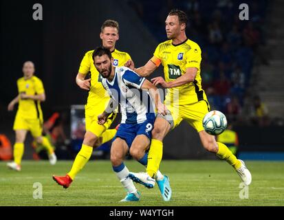 Barcelone, Espagne. Le 25 juillet, 2019. RCD Espanyol's Facundo Ferreyra (2e R) est en concurrence au cours de la deuxième ronde de qualification de la Ligue Europa entre le RCD Espanyol de l'Espagne et de l'Islande à Stjarnan RCDE Stadium à Barcelone, Espagne, 25 juillet 2019. RCD Espanyol de l'Espagne a gagné 4-0. Credit : Joan Gosa/Xinhua/Alamy Live News Banque D'Images