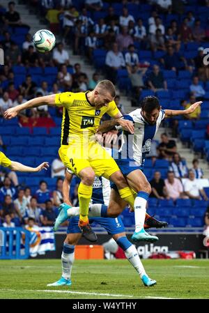 Barcelone, Espagne. Le 25 juillet, 2019. RCD Espanyol's Facundo Ferreyra (R) le dispute à l'Stjarnan Brynjar Grelet au cours de la deuxième ronde de qualification de la Ligue Europa entre le RCD Espanyol de l'Espagne et de l'Islande à Stjarnan RCDE Stadium à Barcelone, Espagne, 25 juillet 2019. RCD Espanyol de l'Espagne a gagné 4-0. Credit : Joan Gosa/Xinhua/Alamy Live News Banque D'Images