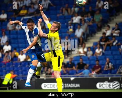 Barcelone, Espagne. Le 25 juillet, 2019. RCD Espanyol's Wu Lei (L) le dispute à l'Stjarnan Johann Laxdal au cours du deuxième tour de qualification de la Ligue Europa entre le RCD Espanyol de l'Espagne et de l'Islande à Stjarnan RCDE Stadium à Barcelone, Espagne, 25 juillet 2019. RCD Espanyol de l'Espagne a gagné 4-0. Credit : Joan Gosa/Xinhua/Alamy Live News Banque D'Images