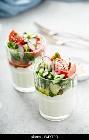 Idée apéritif frais, yaourts et salade de légumes tasses Banque D'Images