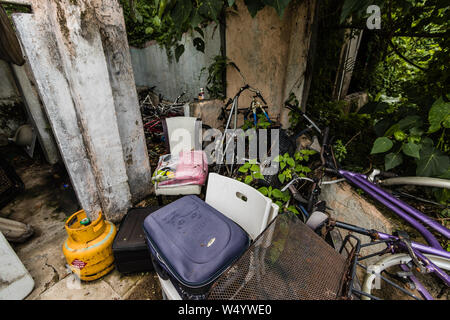 Des maisons abandonnées et des objets domestiques dans le village près de Discovery Bay sur l'île de Lantau, Hong Kong Banque D'Images