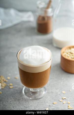 Le lait d'avoine latte avec mousse épaisse dans un verre Banque D'Images