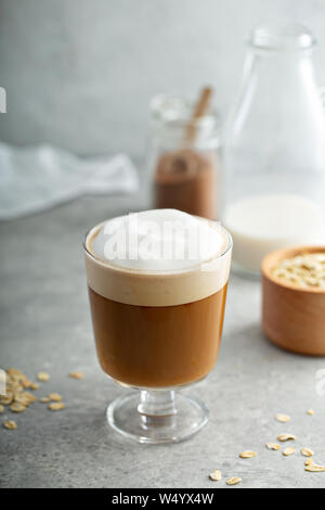 Le lait d'avoine latte avec mousse épaisse dans un verre Banque D'Images