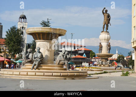 SKOPJE, RÉPUBLIQUE DE MACÉDOINE-NORD 25 AOÛT 2018:Statues,fontaines et les piétons à la place à côté de la musée d'archéologie. Banque D'Images