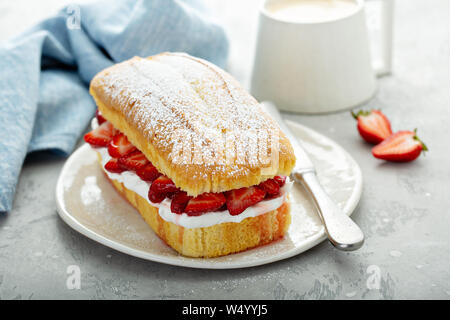 Pound cake sablé aux fraises et crème Banque D'Images