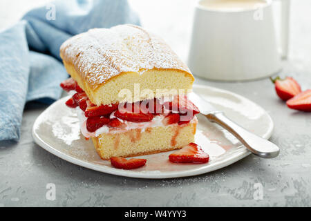 Pound cake sablé aux fraises et crème Banque D'Images