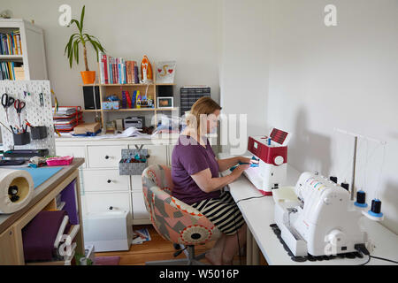 Hamburg Bergedorf, Allemagne. 07 juillet, 2019. Sandra Brunner, fondateur de la start-up 'Einzignaht', est assis dans son studio à une machine à coudre. L'aide au démarrage d'une couture unique produit des vêtements sur mesure pour les enfants handicapés. Credit : Georg Wendt/dpa/Alamy Live News Banque D'Images