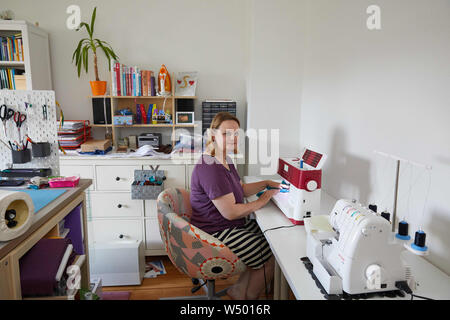 Hamburg Bergedorf, Allemagne. 07 juillet, 2019. Sandra Brunner, fondateur de la start-up 'Einzignaht', est assis dans son studio à une machine à coudre. Credit : Georg Wendt/dpa/Alamy Live News Banque D'Images