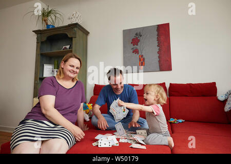 Hamburg Bergedorf, Allemagne. 07 juillet, 2019. Sandra et Christian Brunner, fondateurs de la start-up 'Einzignaht', et leur fille Laura s'asseoir sur le canapé de leur salon. Credit : Georg Wendt/dpa/Alamy Live News Banque D'Images