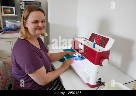 Hamburg Bergedorf, Allemagne. 07 juillet, 2019. Sandra Brunner, fondateur de la start-up 'Einzignaht', est assis dans son studio à une machine à coudre. Credit : Georg Wendt/dpa/Alamy Live News Banque D'Images